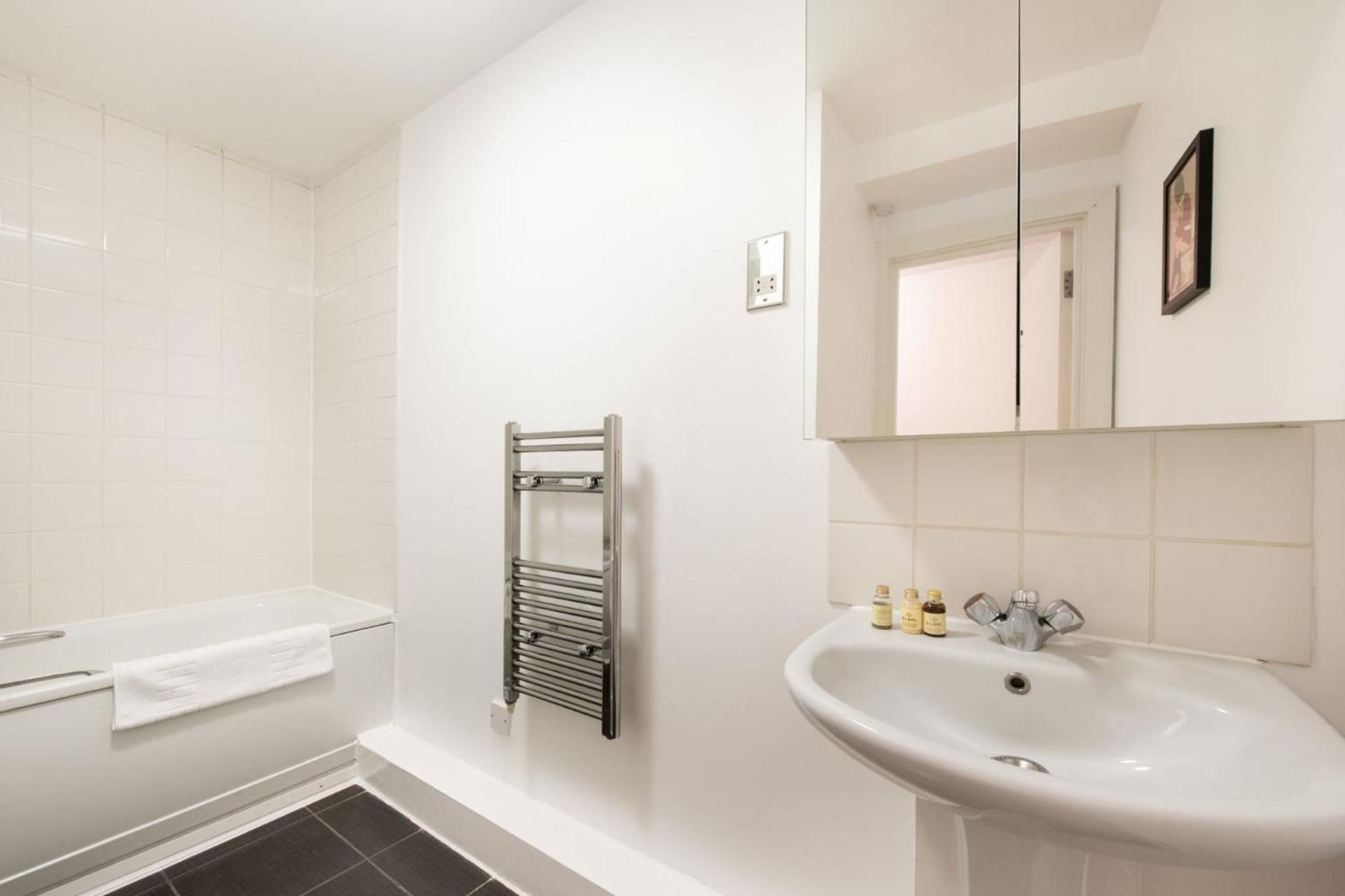 The Queen's Retreat - Camden - By Frankie Says Appartement *